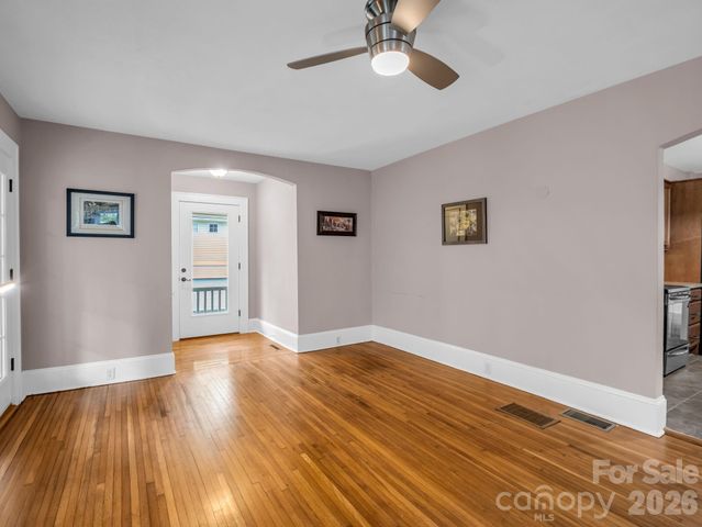 104 W Lake Avenue, Hendersonville, NC 28739
