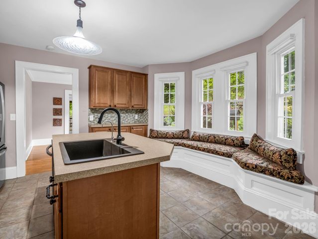 104 W Lake Avenue, Hendersonville, NC 28739