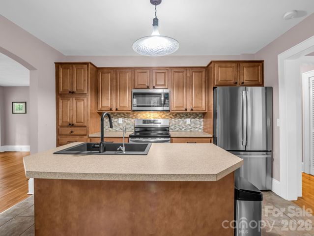 104 W Lake Avenue, Hendersonville, NC 28739