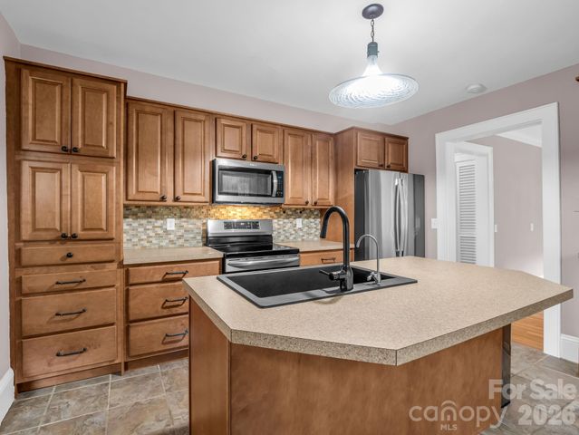 104 W Lake Avenue, Hendersonville, NC 28739