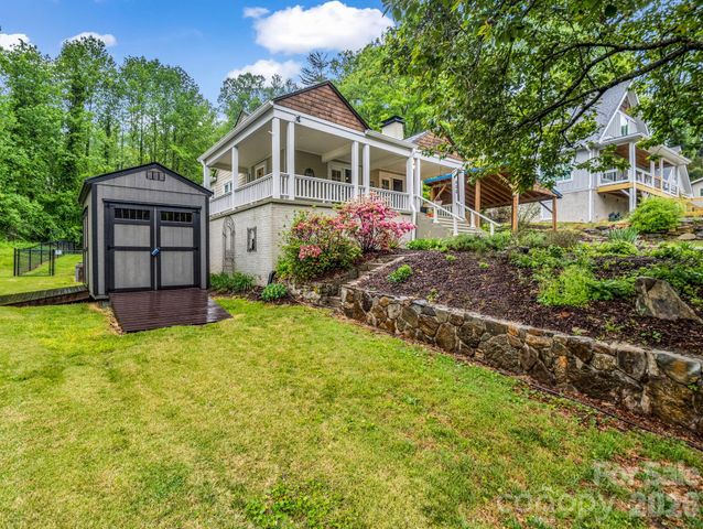104 W Lake Avenue, Hendersonville, NC 28739