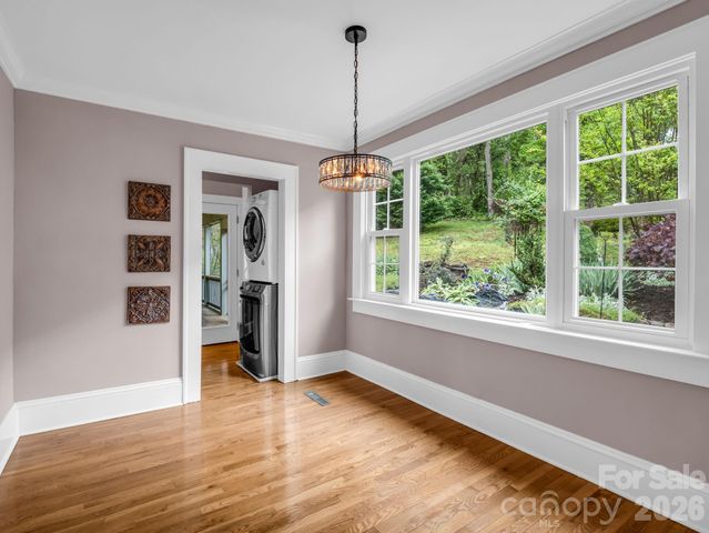 104 W Lake Avenue, Hendersonville, NC 28739