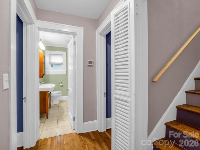 104 W Lake Avenue, Hendersonville, NC 28739