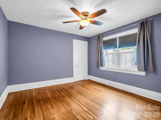 104 W Lake Avenue, Hendersonville, NC 28739