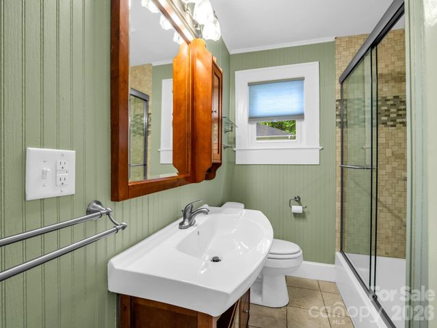 104 W Lake Avenue, Hendersonville, NC 28739