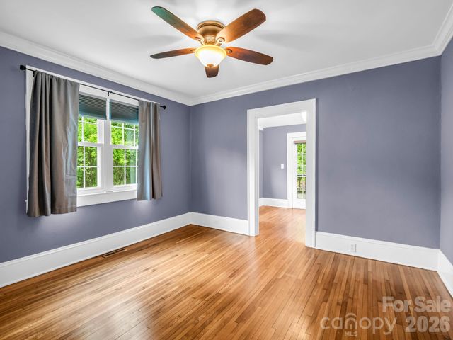 104 W Lake Avenue, Hendersonville, NC 28739
