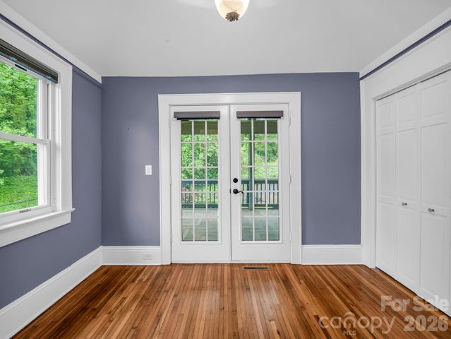 104 W Lake Avenue, Hendersonville, NC 28739