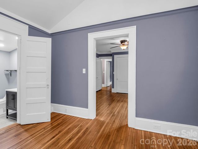 104 W Lake Avenue, Hendersonville, NC 28739