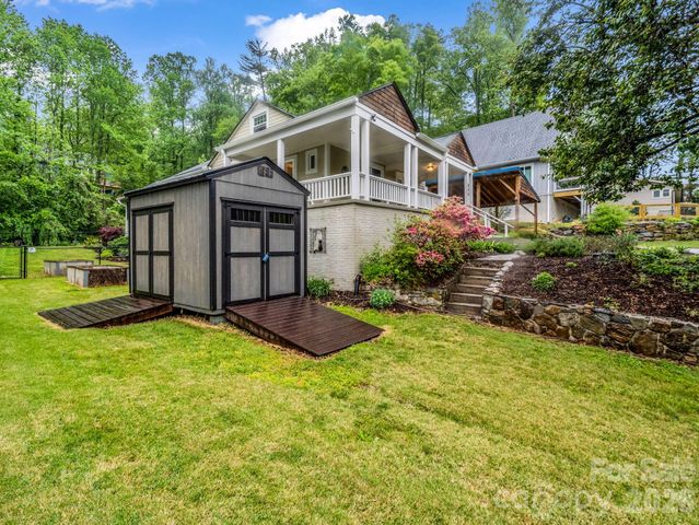 104 W Lake Avenue, Hendersonville, NC 28739