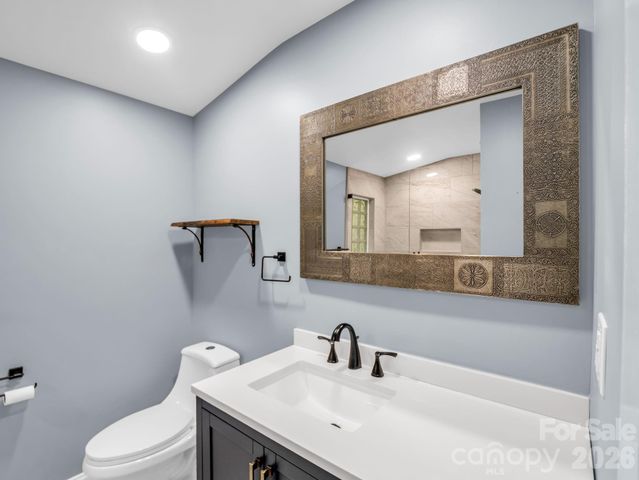 104 W Lake Avenue, Hendersonville, NC 28739