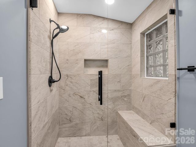 104 W Lake Avenue, Hendersonville, NC 28739