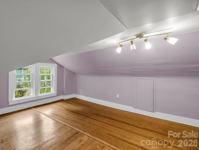104 W Lake Avenue, Hendersonville, NC 28739
