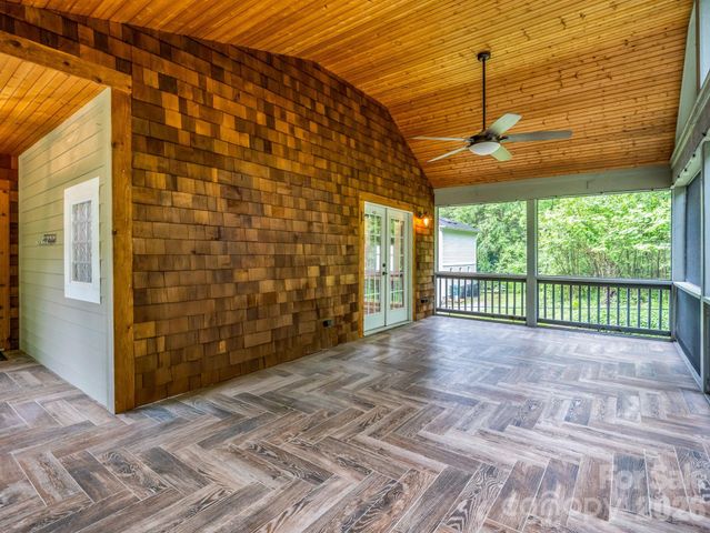 104 W Lake Avenue, Hendersonville, NC 28739