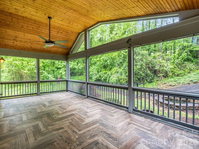 104 W Lake Avenue, Hendersonville, NC 28739