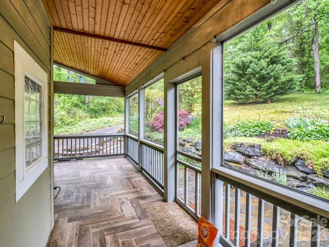 104 W Lake Avenue, Hendersonville, NC 28739