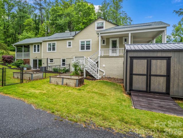 104 W Lake Avenue, Hendersonville, NC 28739
