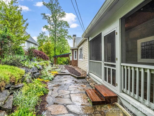 104 W Lake Avenue, Hendersonville, NC 28739