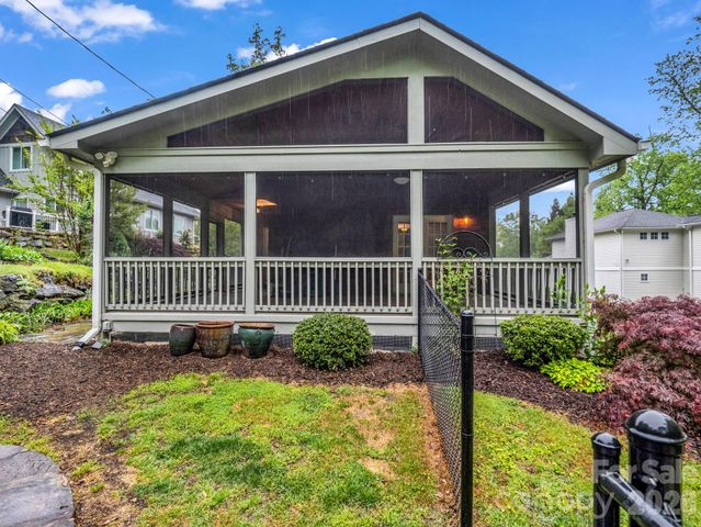 104 W Lake Avenue, Hendersonville, NC 28739