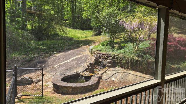 104 W Lake Avenue, Hendersonville, NC 28739