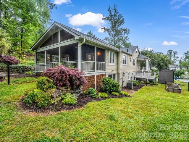 104 W Lake Avenue, Hendersonville, NC 28739
