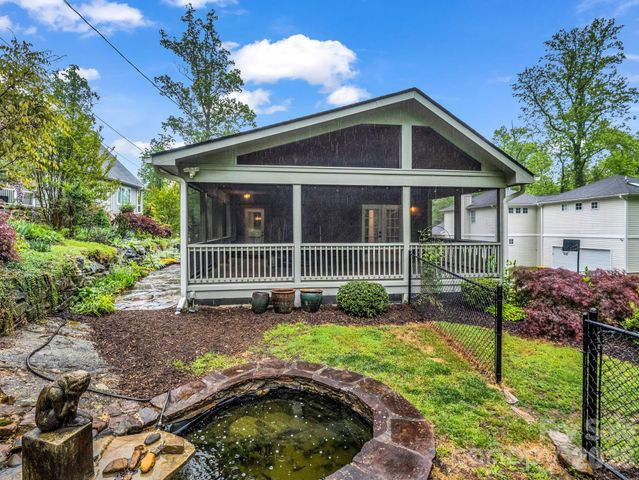 104 W Lake Avenue, Hendersonville, NC 28739
