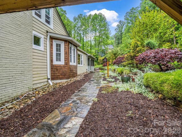 104 W Lake Avenue, Hendersonville, NC 28739