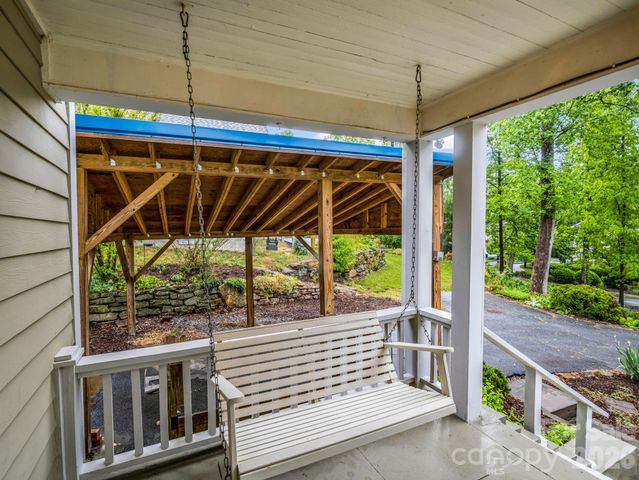 104 W Lake Avenue, Hendersonville, NC 28739