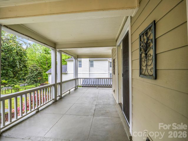 104 W Lake Avenue, Hendersonville, NC 28739