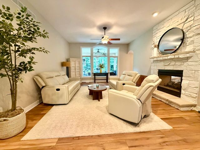 7511 Eagle Crest Drive, Johnston, IA 50131