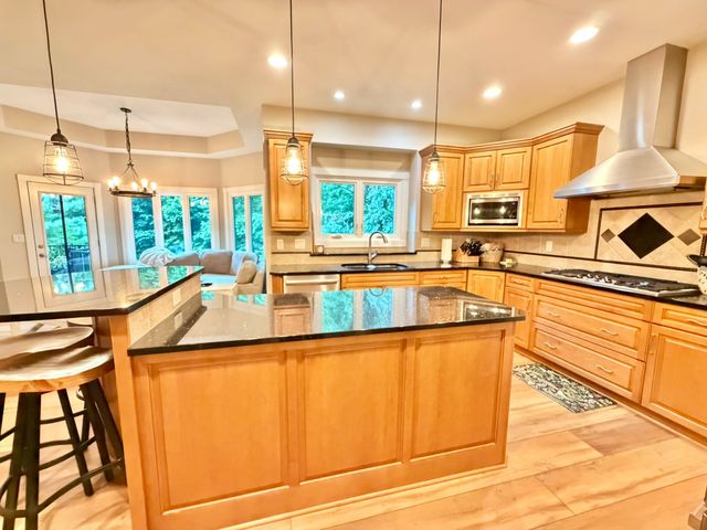 7511 Eagle Crest Drive, Johnston, IA 50131