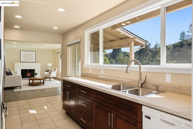 9244 Golf Links RD, Oakland, CA 94605