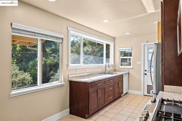 9244 Golf Links RD, Oakland, CA 94605