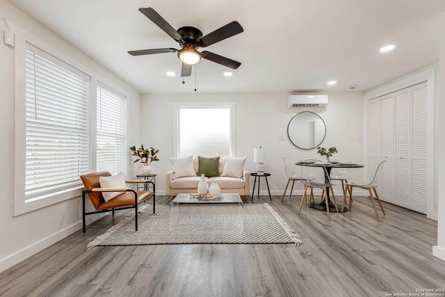 324 Overlook Rd, San Antonio, TX 78233