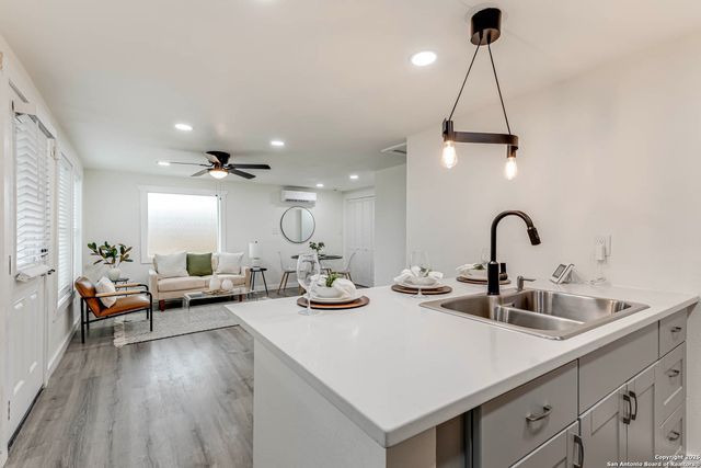 324 Overlook Rd, San Antonio, TX 78233