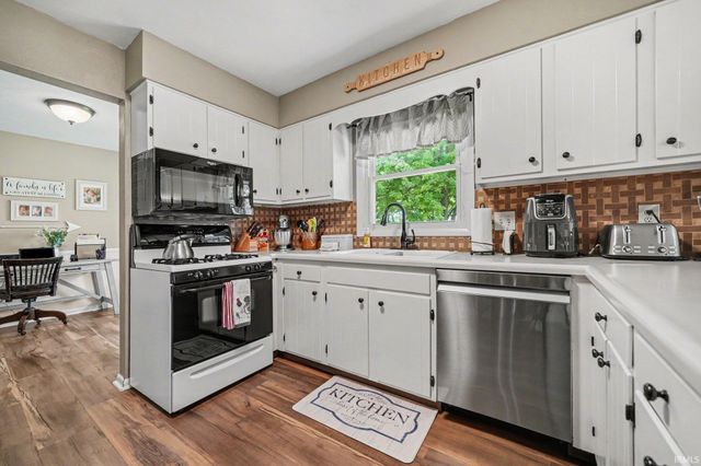 515 Sunset Lane, Middlebury, IN 46540