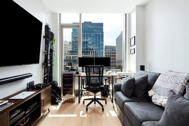133 Seaport 1703, Boston, MA 02210