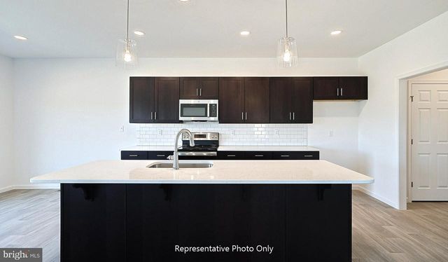 7843 OAK BROOK DR, Harrisburg, PA 17112