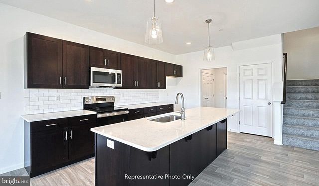 7843 OAK BROOK DR, Harrisburg, PA 17112