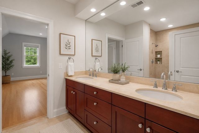 60 Graystone 60, Winchester, MA 01890