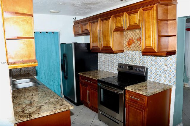 1240 NE 214th St, Miami, FL 33179