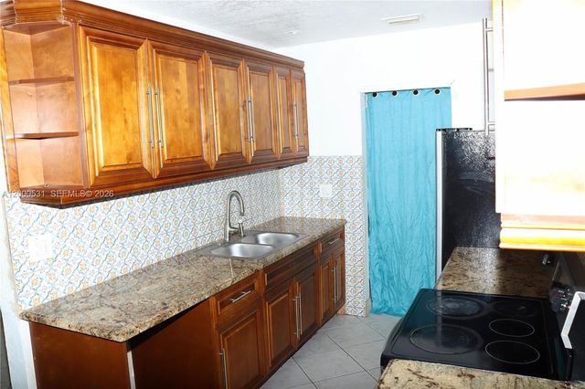 1240 NE 214th St, Miami, FL 33179