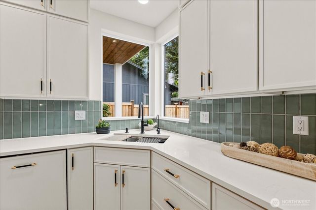 11709 Roosevelt Way NE, Seattle, WA 98125