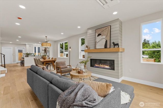 11709 Roosevelt Way NE, Seattle, WA 98125