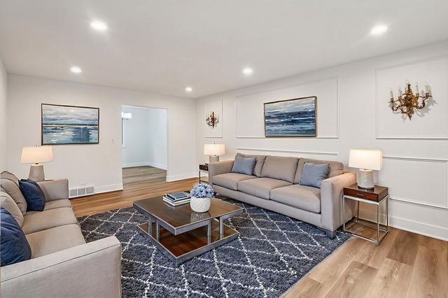 123 N Western Avenue, Bartlett, IL 60103