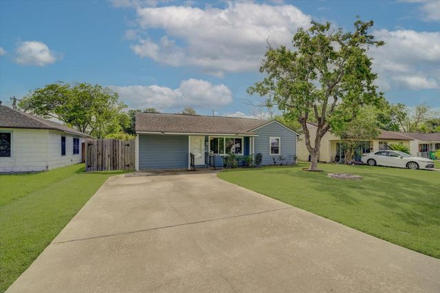 413 Farrer Street, Angleton, TX 77515
