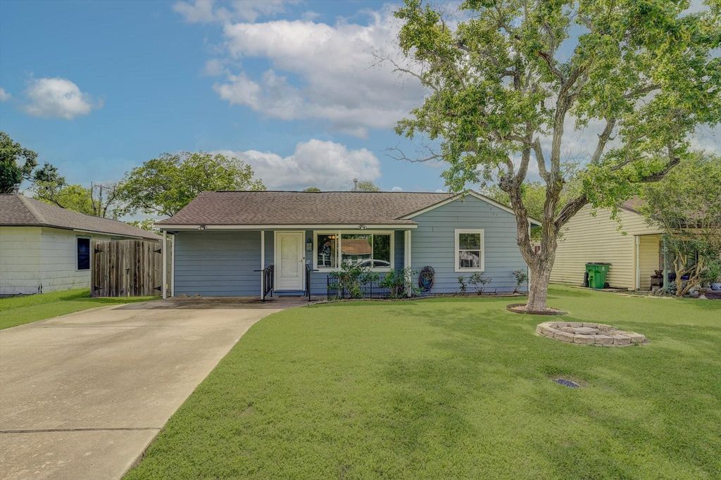 413 Farrer Street, Angleton, TX 77515