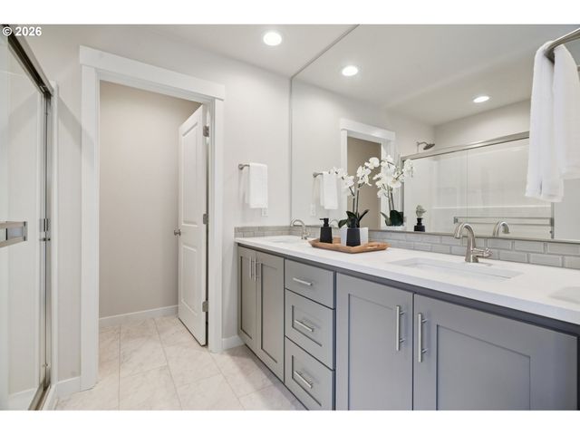 24411 Sw WHITE OAK Ter, Sherwood, OR 97140