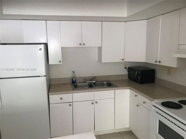 206 NE 3rd St 10, Hallandale Beach, FL 33009