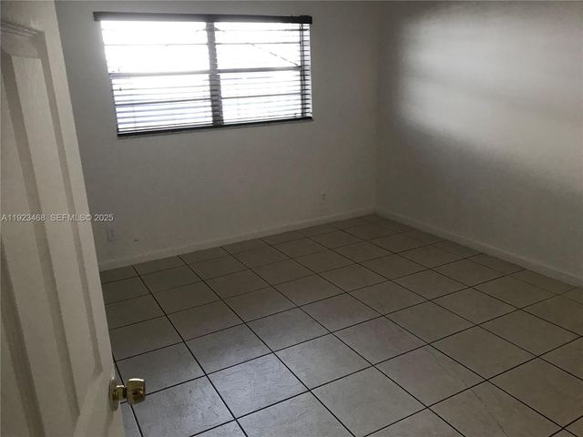 206 NE 3rd St 10, Hallandale Beach, FL 33009