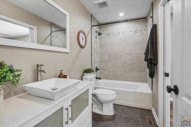 1526 Vermont, Lawrence, KS 66044